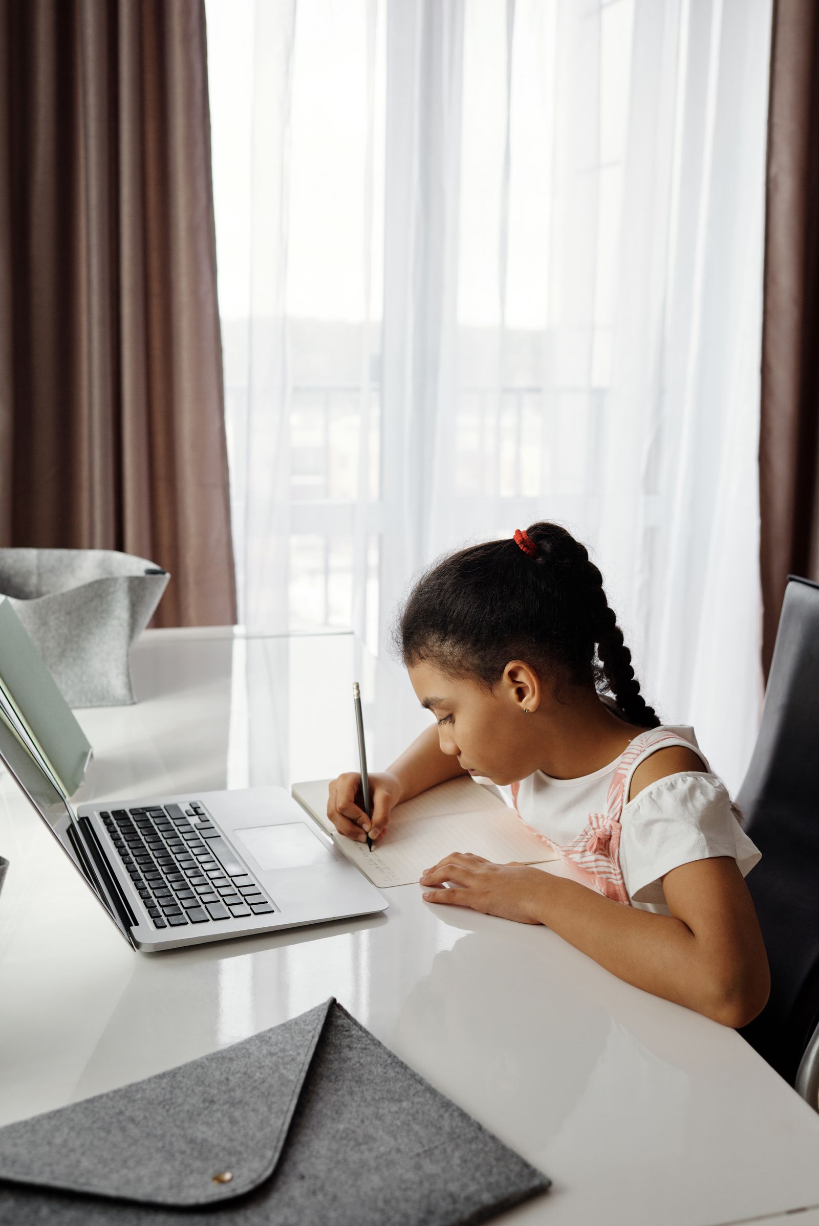 Meisje werkt geconcentreerd aan haar huiswerk